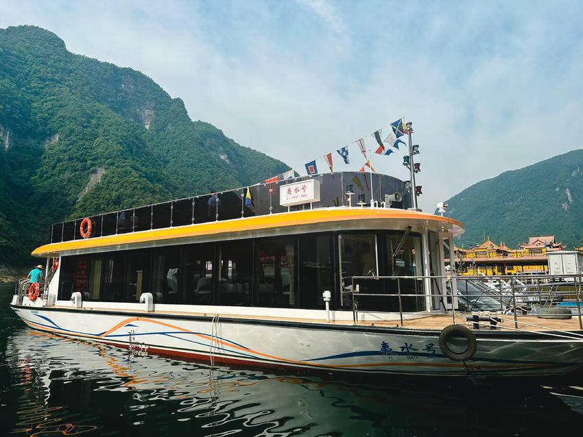 清江流域首艘新能源游船“夷水号”荣耀首航，开启绿色旅游服务新篇章